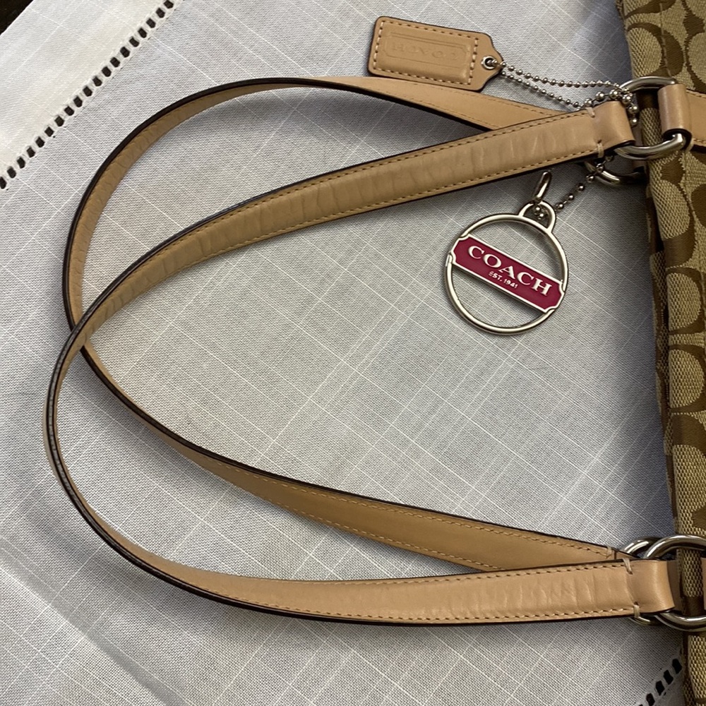 Coach hand bag. - Picture 8 of 10